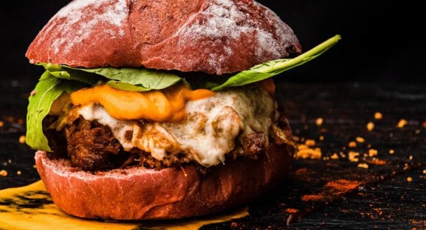 Dlaczego lepiej zjeść w lokalnej burgerowni niż w sieciowym fast foodzie?