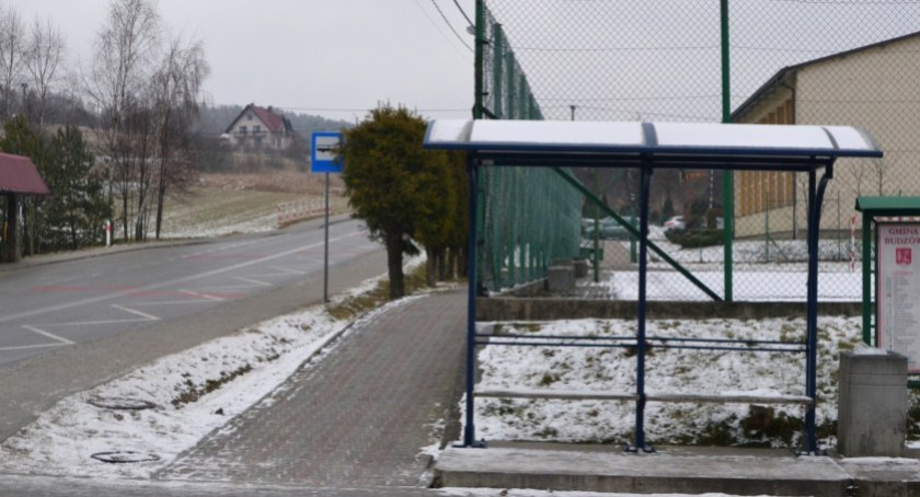 Palcza: Piją pod sklepem i zostawiają bałagan 