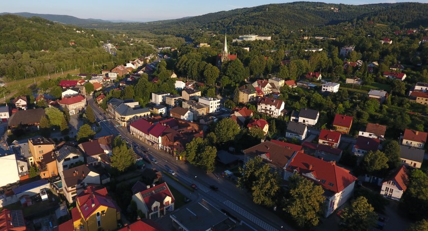 Sucha Beskidzka: Dzielnicowi mają zrobić porządek z pijącymi i palącymi w miejscach publicznych