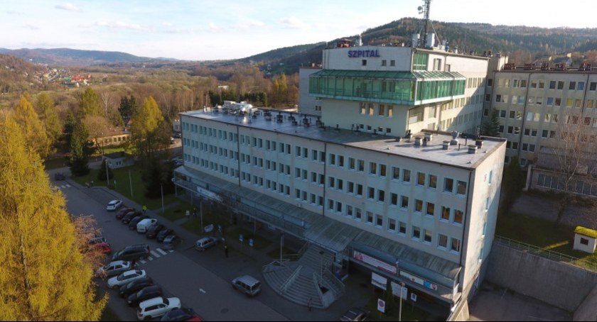 Budowa stacji bazowej na dachu szpitala podzieliła radnych