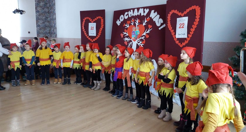 Kukowscy uczniowie dla dziadków i babć. Pomogli im strażacy 
