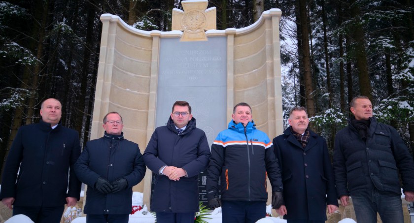 Pamięć o obrońcach Ojczyzny. Wojewoda małopolski Łukasz Kmita odwiedził cmentarz wojenny w Wysokiej w gminie Jordanów