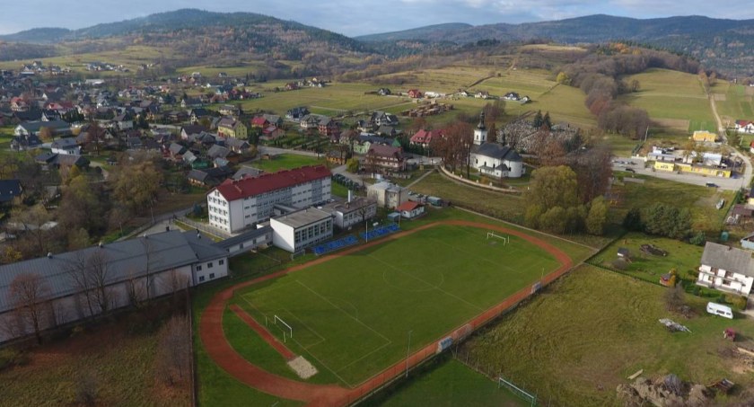 Powiatowe stadiony. Dąb Sidzina