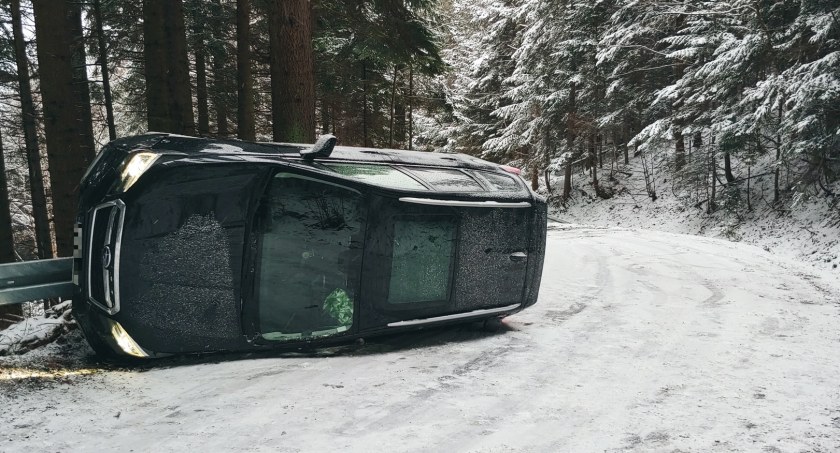 Kierowca subaru nie podołał zimowym warunkom 