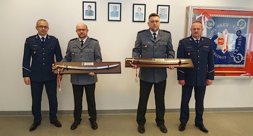 Pożegnanie z mundurem. Kolejni suscy  policjanci przeszli na emeryturę 