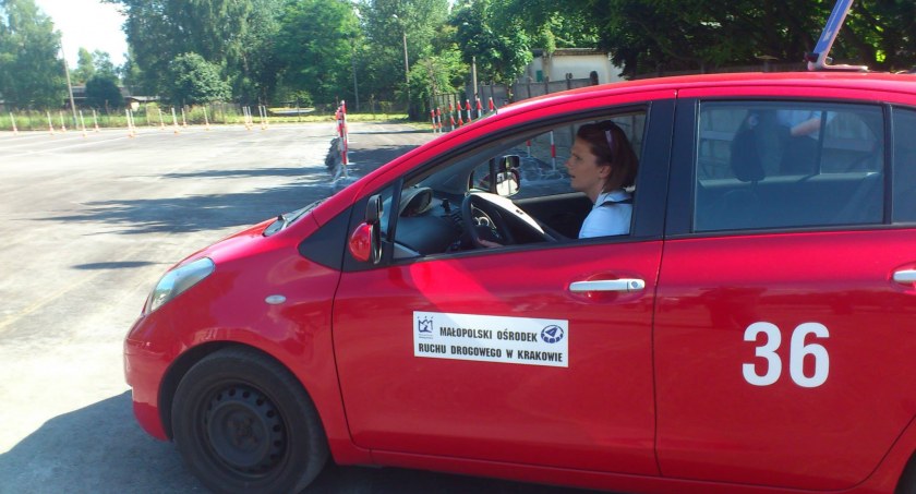 Egzaminy na prawo jazdy w górę 