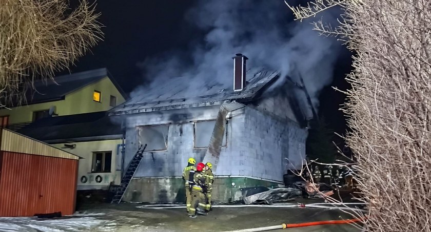 Kuków: Pożar garażu, zagrożony budynek mieszkalny (Aktualizacja)
