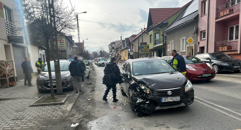 Jordanów: Cofając uszkodził trzy samochody