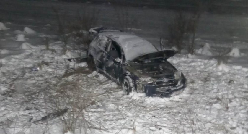 Nocne dachowanie. Jedna osoba wymagała hospitalizacji 