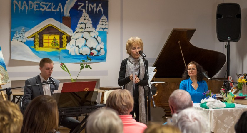 Dzień Kobiet z poezją dr Kamili Krzeszowiak 