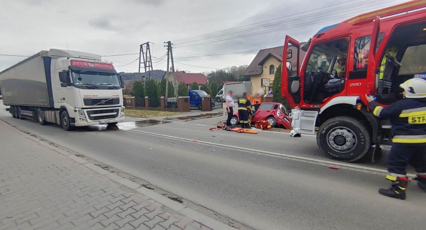 Budzów: Zderzenie samochodu osobowego z ciężarówką. Są poszkodowani (Aktualizacja)