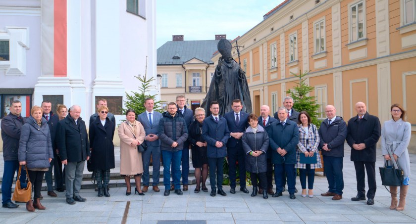W geście solidarności, złożyli kwiaty przed pomnikiem Świętego Jana Pawła II