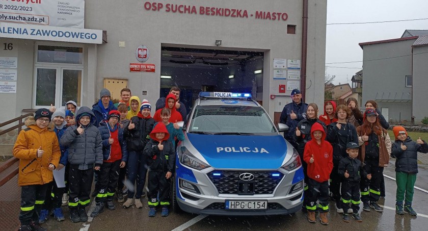 Policjant spotkał się z... młodymi strażakami 