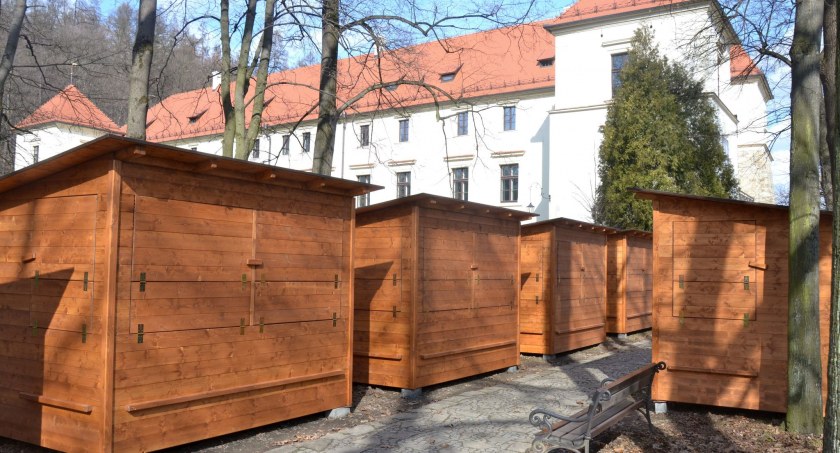 Nowe budki wystawiennicze to nie wszystko... Muzuem Miejskie Suchej Beskidzkiej z nowymi nabytkami 