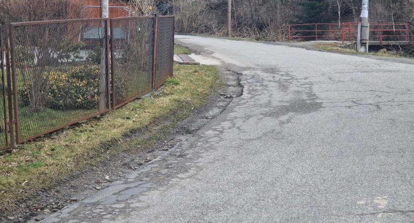 Zawoja Dolna: Jak nie dziura, to pobocza nieutwardzone 