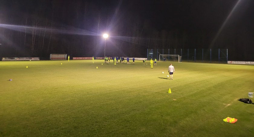 Makowska gmina inwestuje w sportową infrastrukturę. Jak się zmieni stadion Tempo Białki?