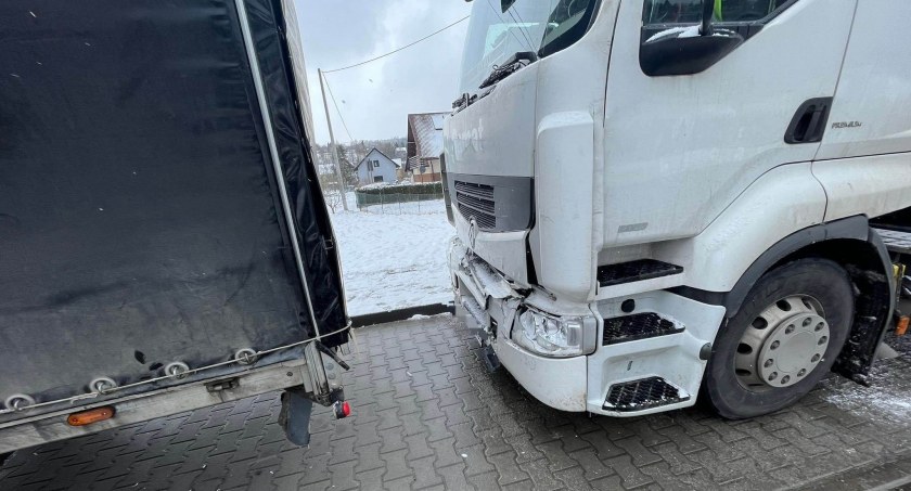 Kraksa dużej wagi na drodze wojewódzkiej 
