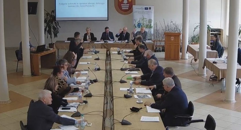 Rada Powiatu Suskiego jednogłośnie stanęła w obronie dobrego imienia Jana Pawła II 