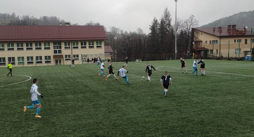 KLASA A: Żuraw rozbroił Strzelca, szalona końcówka w derbach BCS-Jałowiec, Lachy zatrzymane w Skawinkach