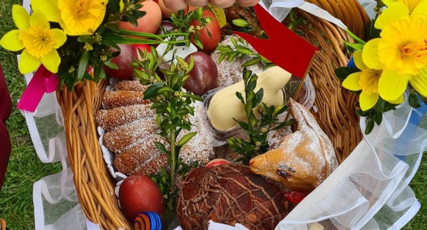 Co i dlaczego wkładamy do koszyczka wielkanocnego?