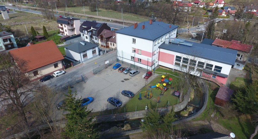 Sucha Beskidzka: Koniec z parkowaniem na boisku 