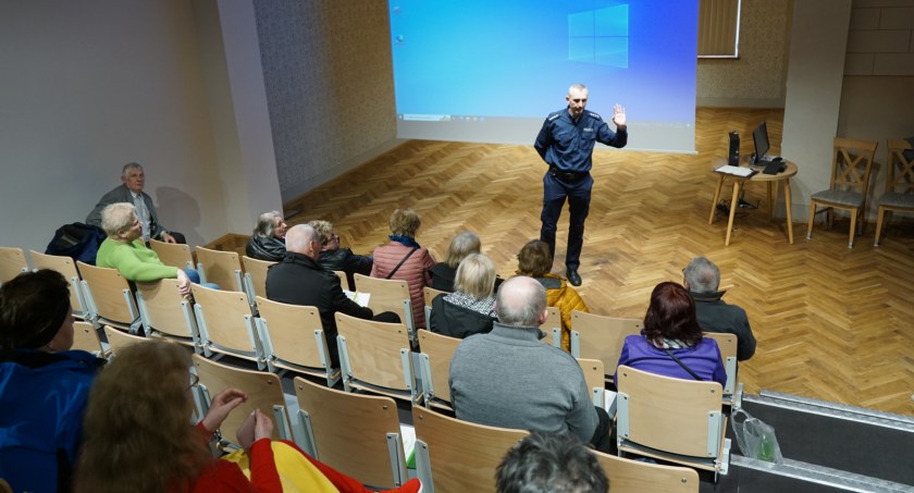 Odkrywali przed seniorami świat cyberzagrożeń 