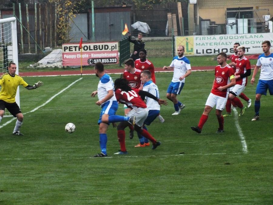 Piłkarski weekend: Derby w Makowie pod napięciem, główka Janiczaka za trzy punkty