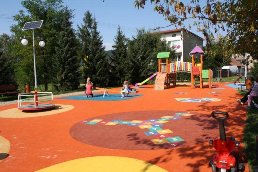 Obok szkoły w Zembrzycach powstał nowoczesny, ogólnodostępny plac zabaw