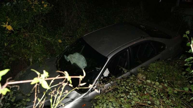 Auto w rowie, kierowca zniknął.