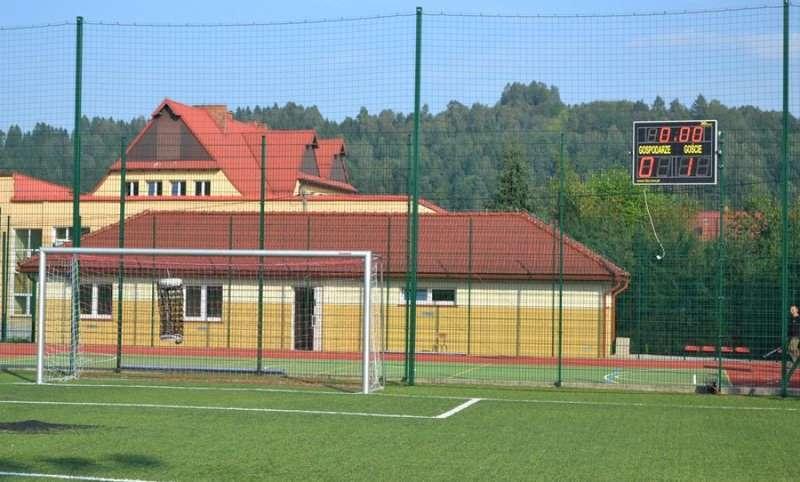 Tablica wyników na Orliku w Białce