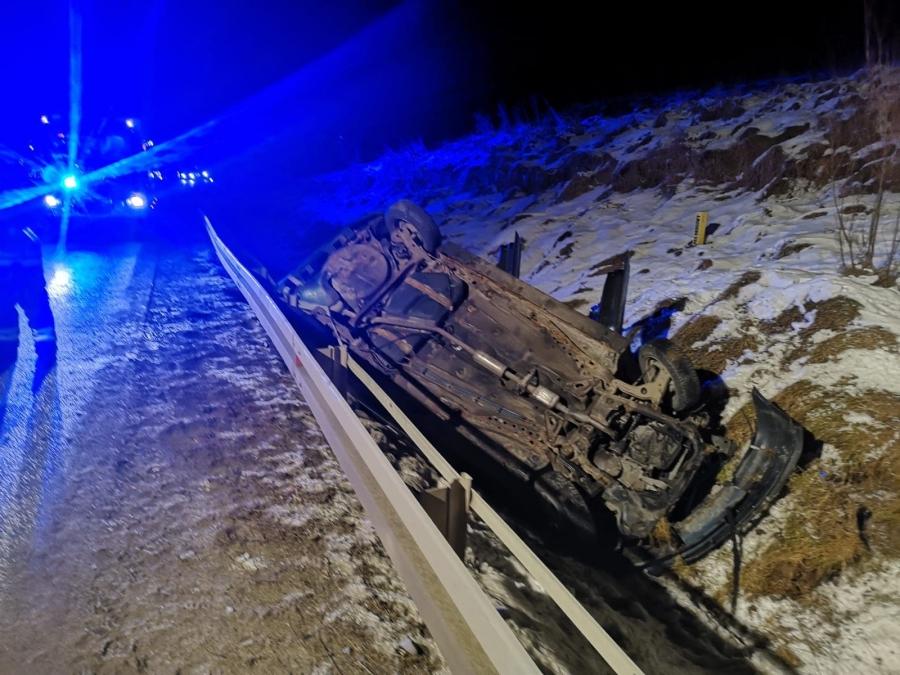 Bystra: Sarna i opel w rowie