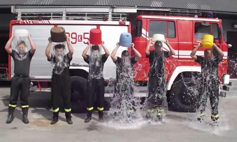 Ice Bucket cały czas wyzywa! Strażacy z Białki pod wodą