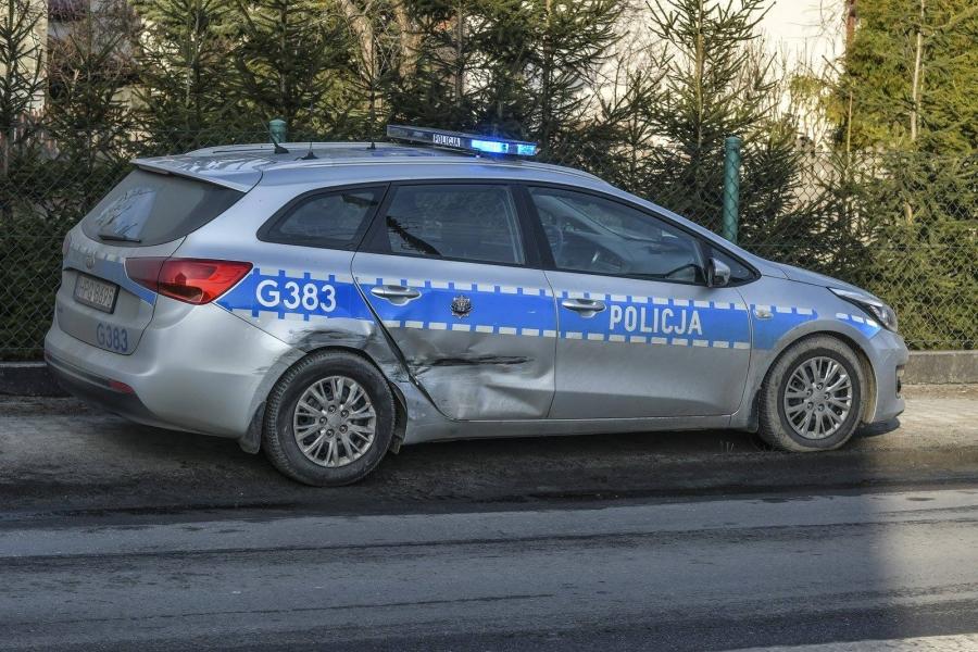 Wjechała w radiowóz, utrudnienia w Makowie