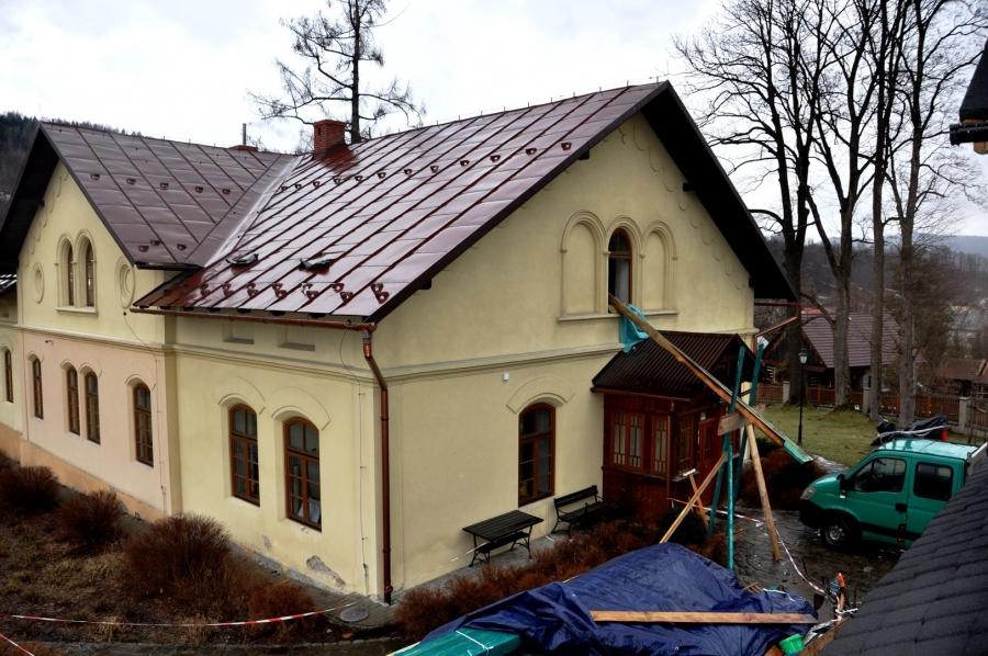 Leśniczówka z nowym dachem