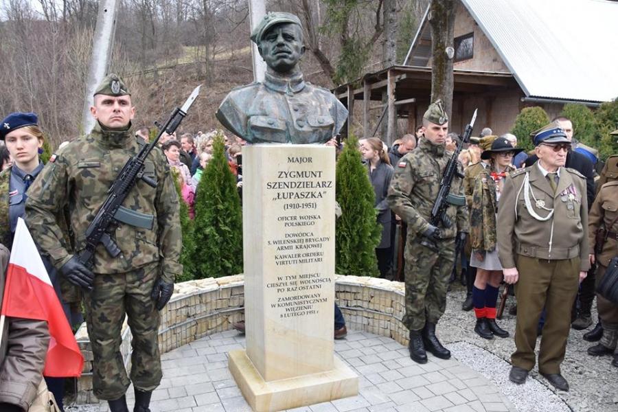 Odsłonili i poświęcili pomnik majora Łupaszki