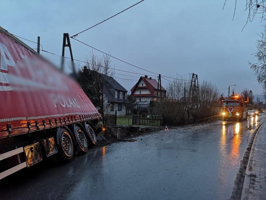 Kolejny wypadek na mokrej drodze