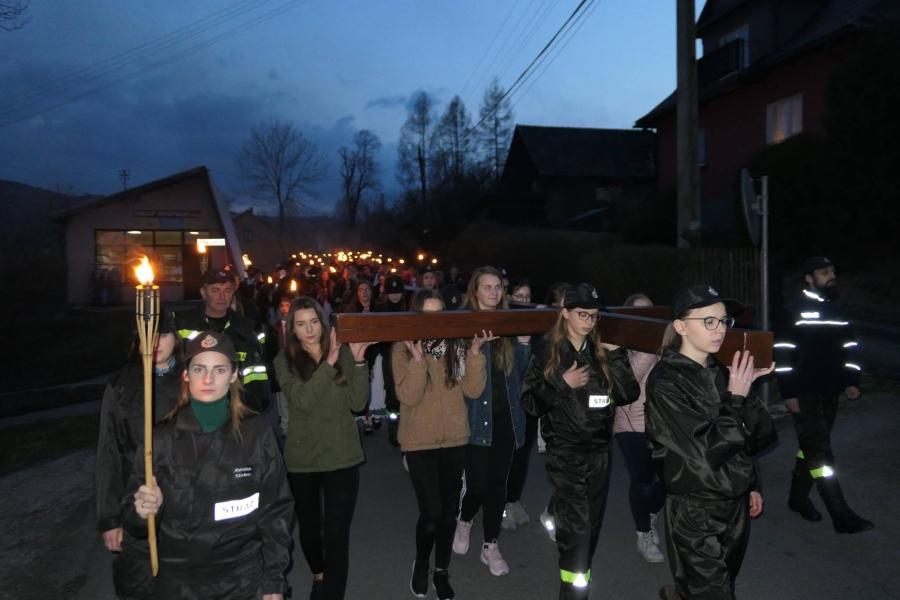 Mieszkańcy Juszczyna wzięli udział w drodze krzyżowej