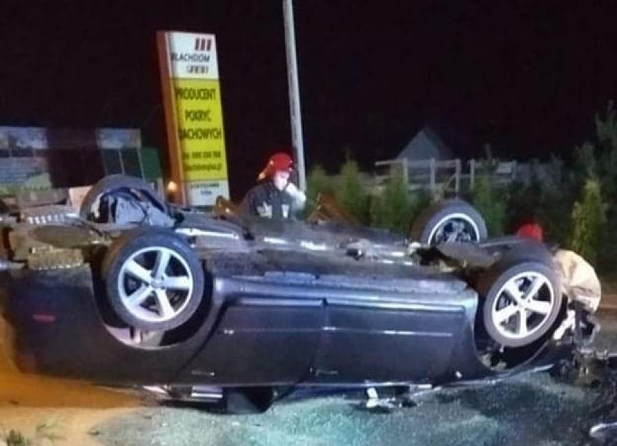 Zwierzę pod kołami, auto na dachu