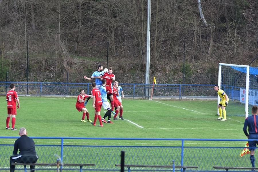 Piłkarski weekend: Derby gminne rzecz święta - Tempo gra z Halniakiem, Dąb z Bystrą, Naroże i Jałowiec pomogą Babiej Górze?
