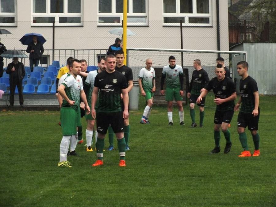 Dąb Sidzina wygrywa derby z KS Bystra
