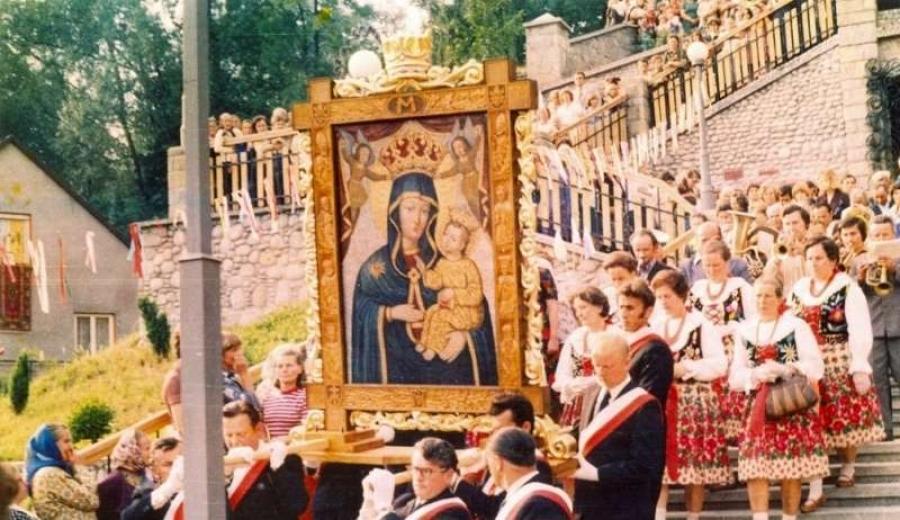 PONAD 400. LAT JEST Z NAMI