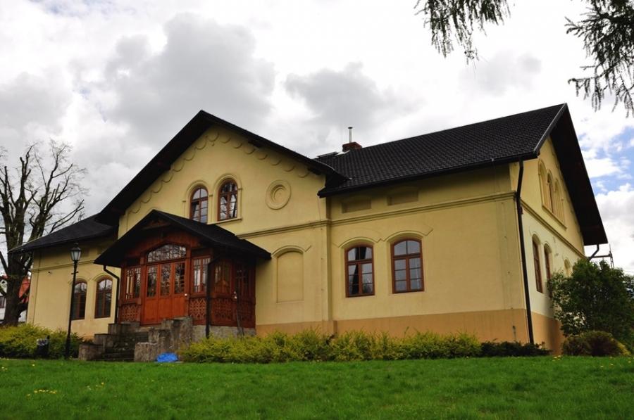 Leśniczówka z nowym dachem