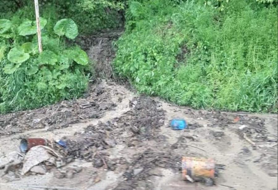 Uwaga! W Budzowie ziemia osunęła się na drogę