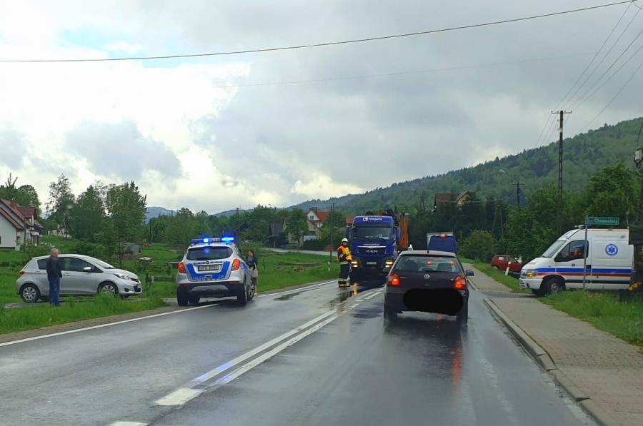 On wyprzedzał (na podwójnej ciągłej), ona skręcała