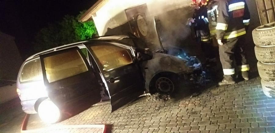 Ogień strawił auto