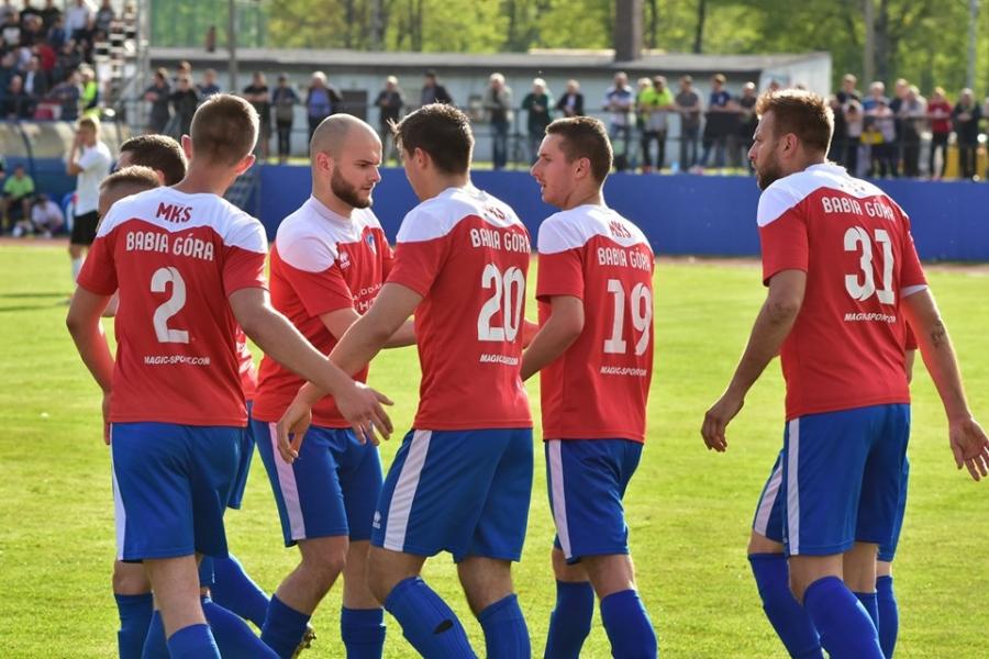 Piłkarski weekend: Oczy zwrócone na Suchą Beskidzką! Dla kogo okręgówka? Żuraw i Halniak finiszują aż miło