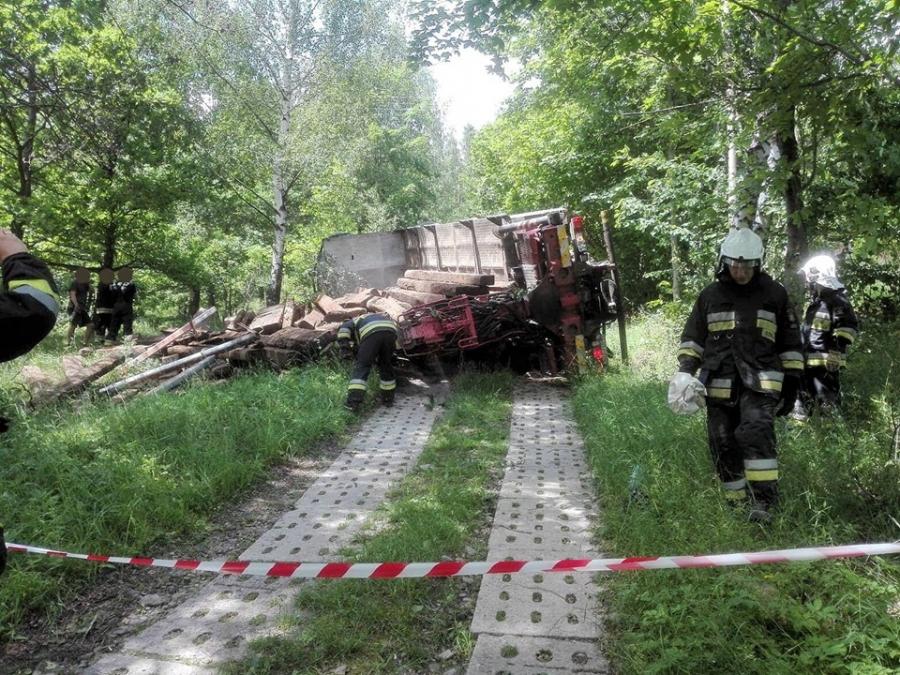 Hamulce puściły - ciężarówka się wywróciła