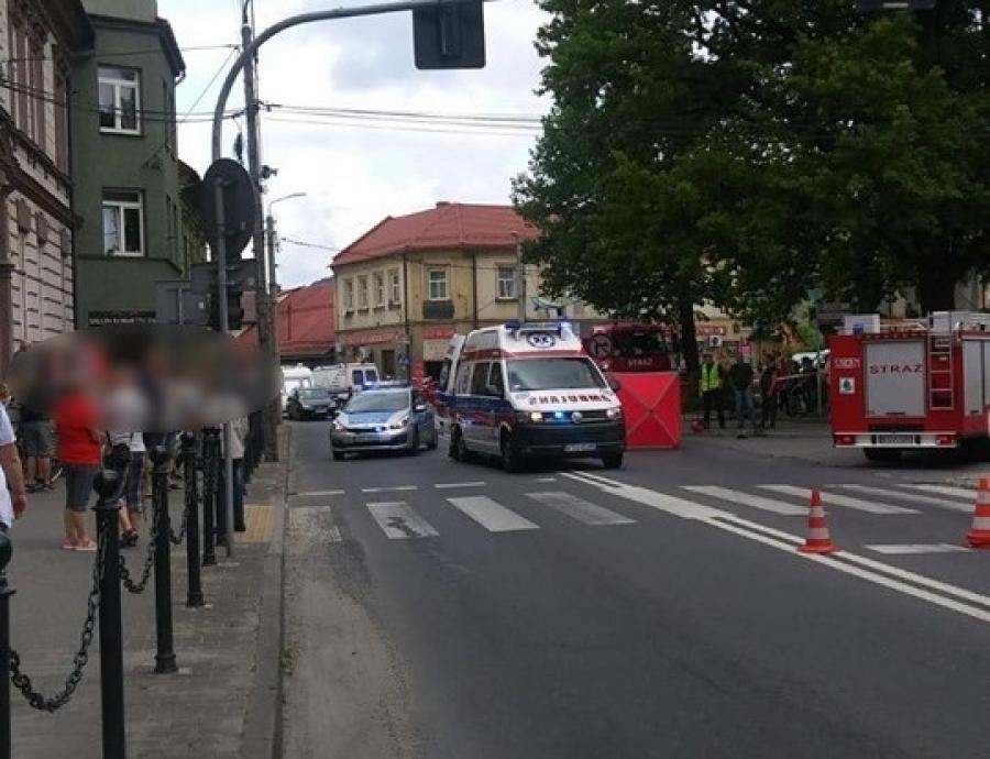 Osoba piesza pod kołami auta