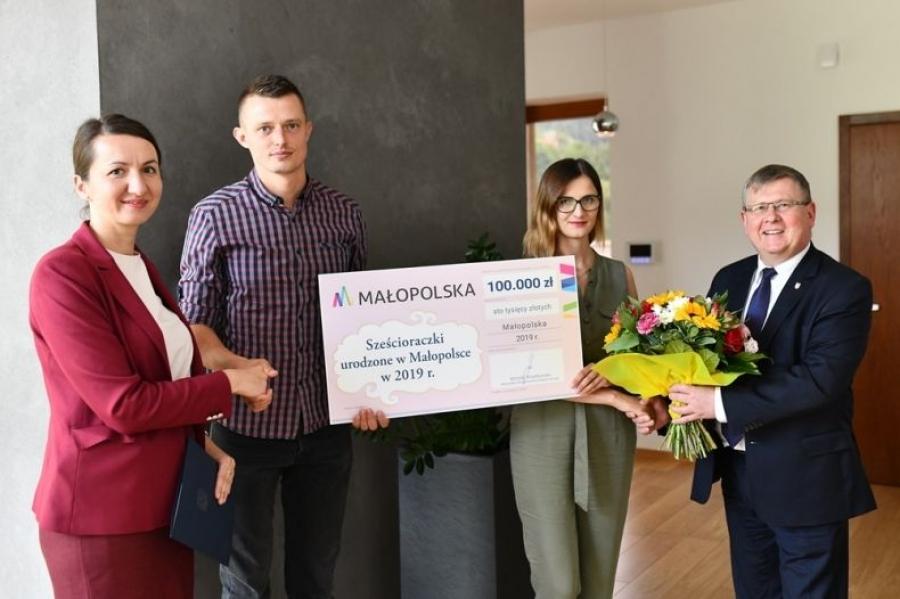 Wsparcie dla małopolskich sześcioraczków