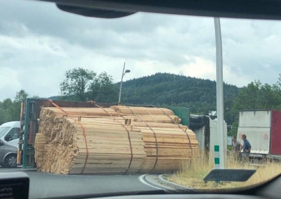 Utrudnienia w Suchej, wywróciła się ciężarówka